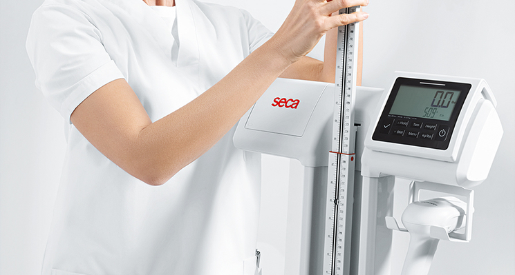 Seca 797 EMR-validated column scale with eye-level display and wi-fi function, handrail-compatible, kg-only